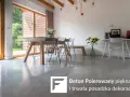 Nowoczesne wnętrze z jadalnią i biurkiem, gdzie króluje beton polerowany w domu, tworząc elegancką i trwałą posadzkę.
