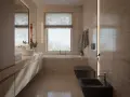Elegancka łazienka z oknem na wprost drzwi, wanna, czarna miska WC i bidet, kamienne płytki, złote baterie.