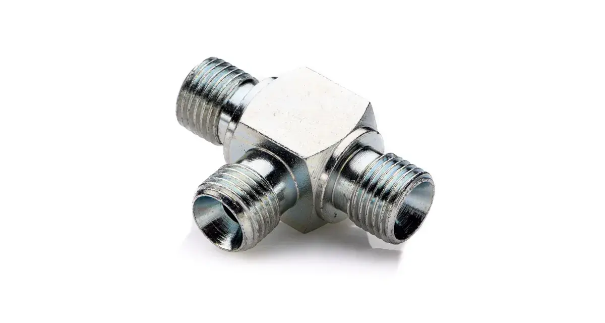 Metalowy trójnik z gwintami, idealny do połączeń hydraulicznych.