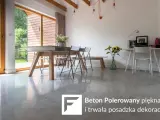Nowoczesne wnętrze z jadalnią i biurkiem, gdzie króluje beton polerowany w domu, tworząc elegancką i trwałą posadzkę.