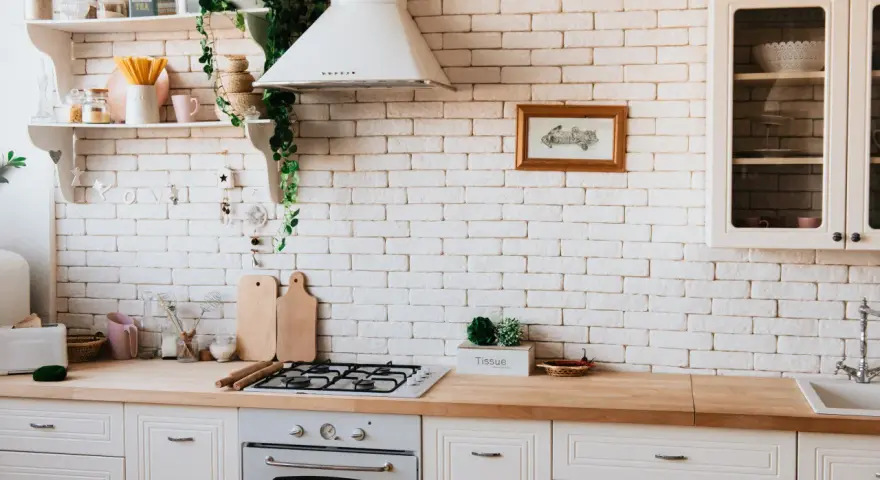 Co położyć między szafkami w kuchni? Wybierz idealny backsplash!